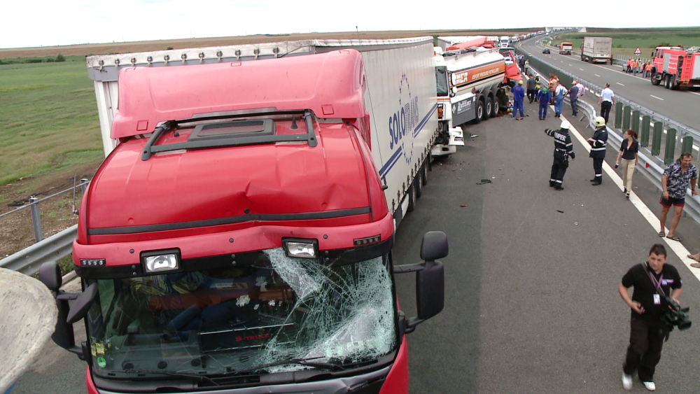 Un accident in lant a blocat traficul pe autostrada Arad-Timisoara. Cinci autotrenuri s-au ciocnit - Imaginea 1