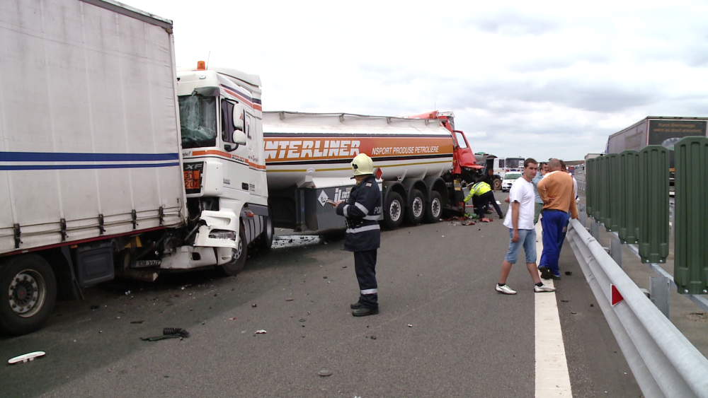 Un accident in lant a blocat traficul pe autostrada Arad-Timisoara. Cinci autotrenuri s-au ciocnit - Imaginea 2