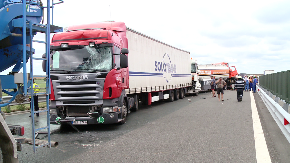 Un accident in lant a blocat traficul pe autostrada Arad-Timisoara. Cinci autotrenuri s-au ciocnit - Imaginea 5