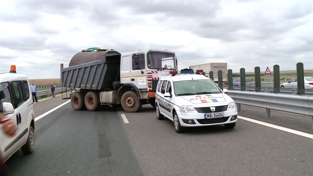 Un accident in lant a blocat traficul pe autostrada Arad-Timisoara. Cinci autotrenuri s-au ciocnit - Imaginea 7