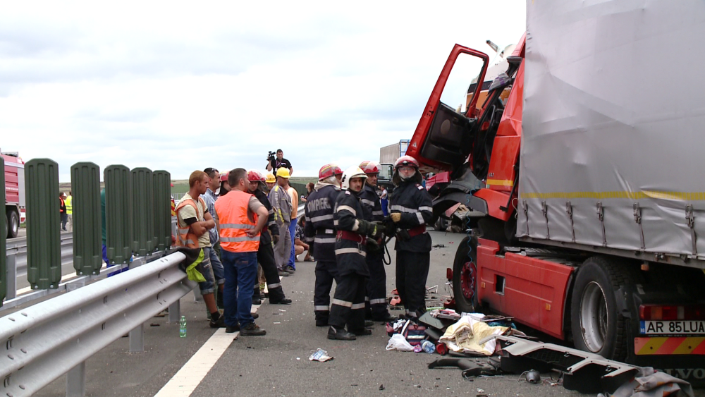 Un accident in lant a blocat traficul pe autostrada Arad-Timisoara. Cinci autotrenuri s-au ciocnit - Imaginea 8