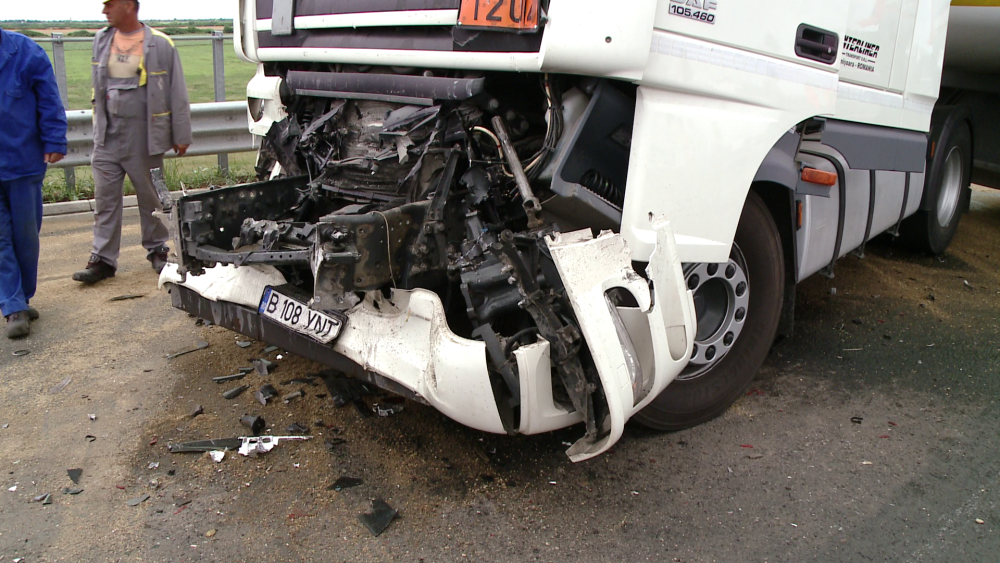 Un accident in lant a blocat traficul pe autostrada Arad-Timisoara. Cinci autotrenuri s-au ciocnit - Imaginea 11
