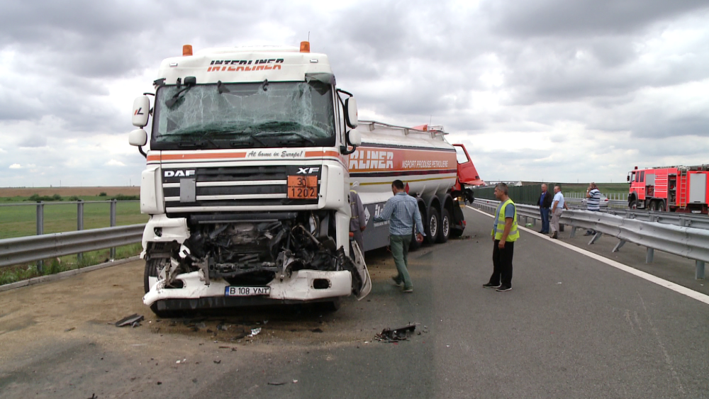Un accident in lant a blocat traficul pe autostrada Arad-Timisoara. Cinci autotrenuri s-au ciocnit - Imaginea 12