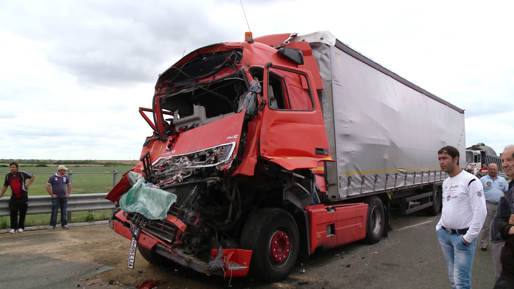 Un accident in lant a blocat traficul pe autostrada Arad-Timisoara. Cinci autotrenuri s-au ciocnit - Imaginea 14