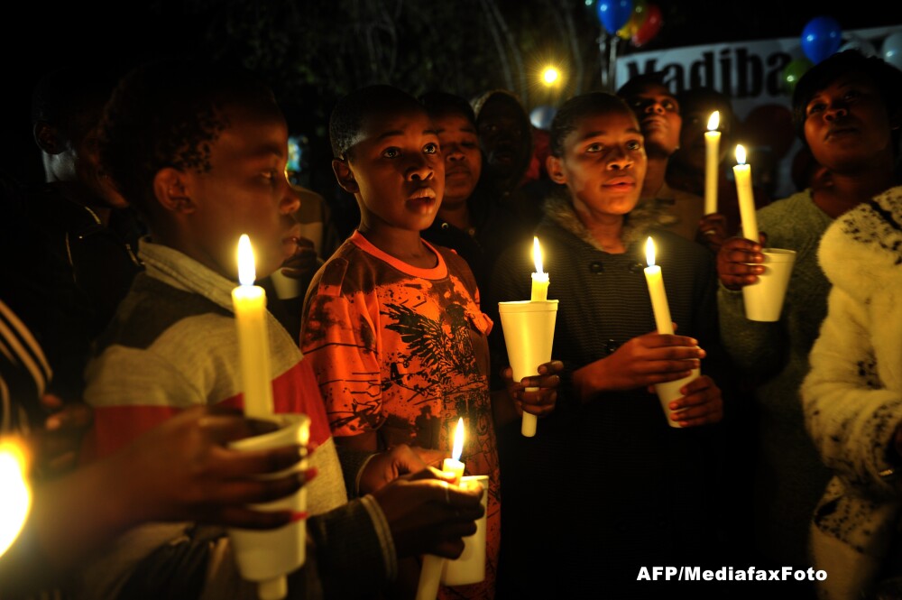 Nelson Mandela, in stare critica, dupa a 20-a zi in spital. Oficial: Este tinut in viata de aparate - Imaginea 3