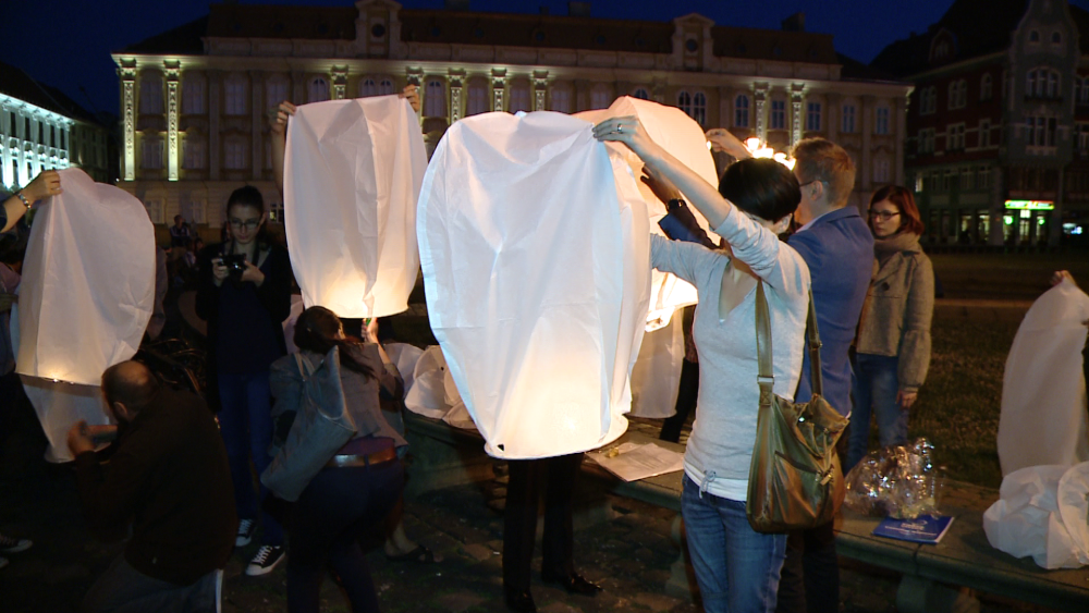 Timisorenii au inalatat lampioane pentru fiecare suflet pierdut in tragedia din Muntenegru. FOTO - Imaginea 1