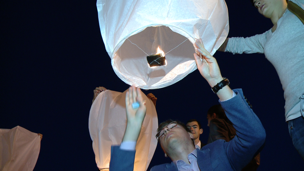 Timisorenii au inalatat lampioane pentru fiecare suflet pierdut in tragedia din Muntenegru. FOTO - Imaginea 4