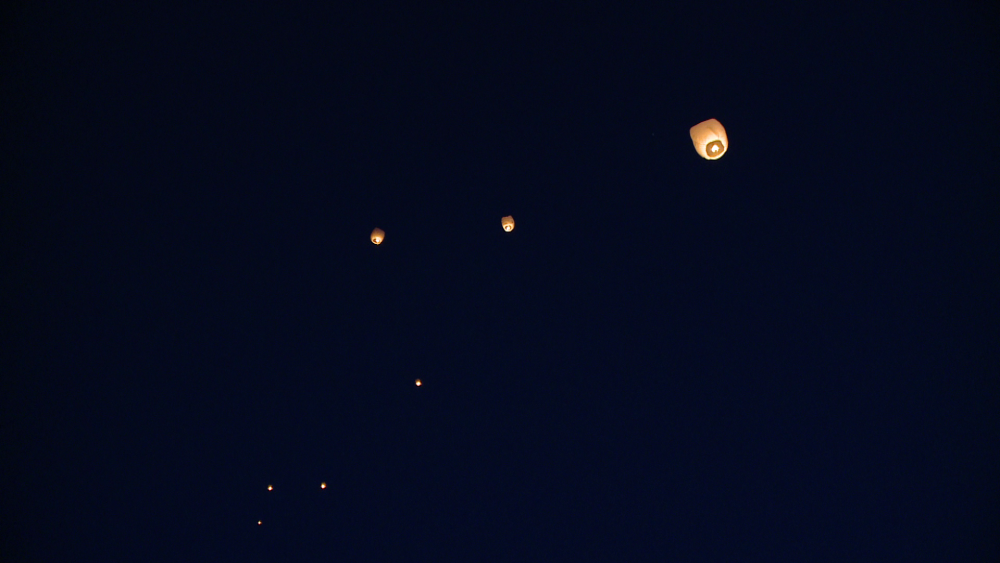 Timisorenii au inalatat lampioane pentru fiecare suflet pierdut in tragedia din Muntenegru. FOTO - Imaginea 5