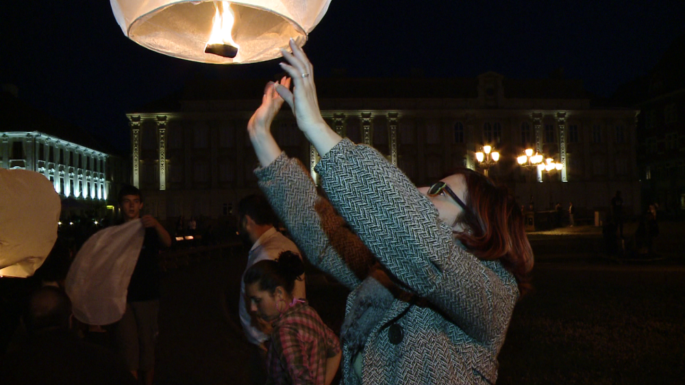 Timisorenii au inalatat lampioane pentru fiecare suflet pierdut in tragedia din Muntenegru. FOTO - Imaginea 7