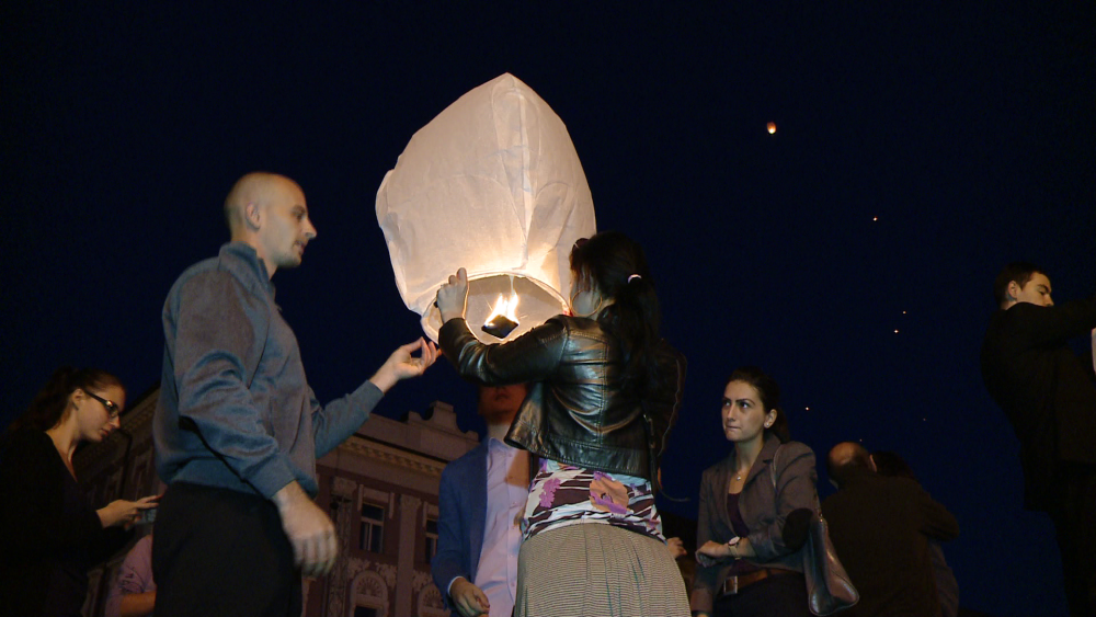 Timisorenii au inalatat lampioane pentru fiecare suflet pierdut in tragedia din Muntenegru. FOTO - Imaginea 10