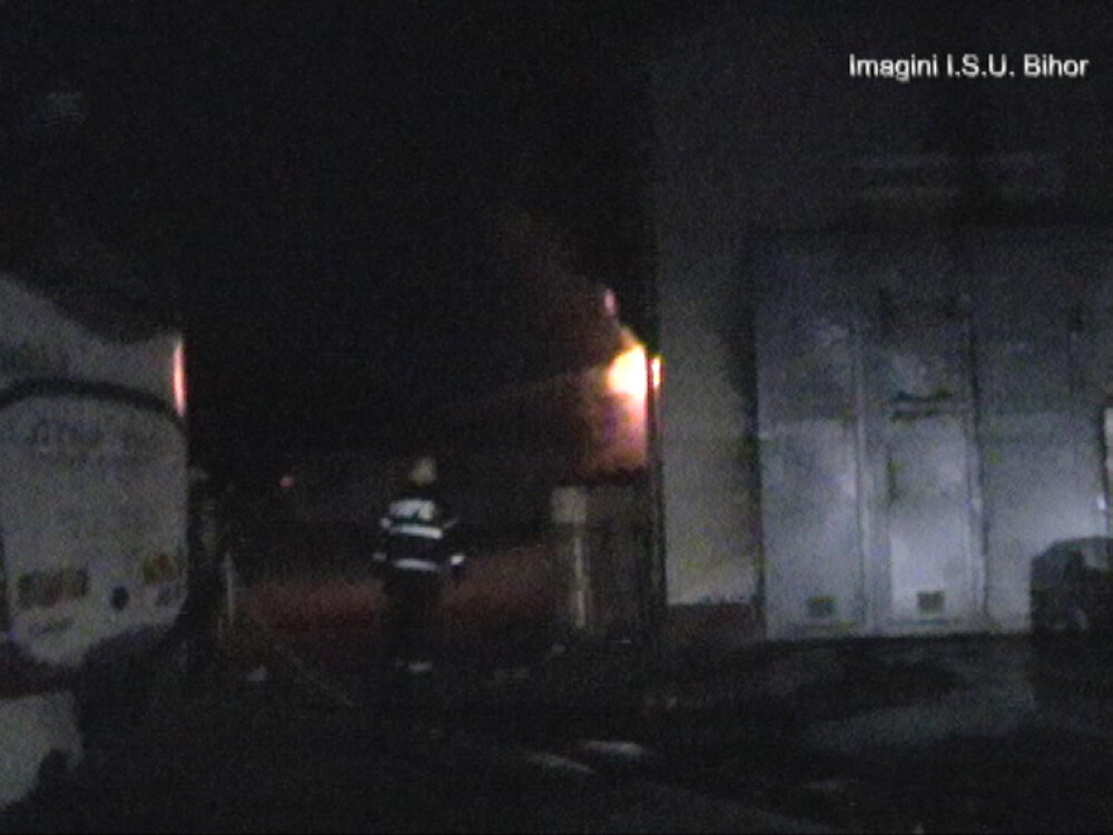 Pericol de explozie la un depozit din Oradea dupa ce un incendiu a izbucnit la o magazie - Imaginea 1