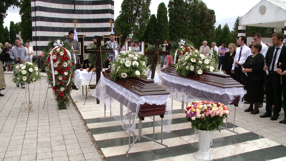 Cei doi soti din Timisoara care si-au pierdut viata in Muntenegru au fost astazi inmormantati. FOTO - Imaginea 2