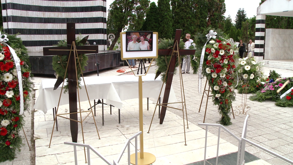 Cei doi soti din Timisoara care si-au pierdut viata in Muntenegru au fost astazi inmormantati. FOTO - Imaginea 6