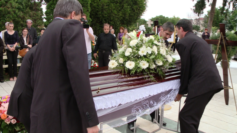Cei doi soti din Timisoara care si-au pierdut viata in Muntenegru au fost astazi inmormantati. FOTO - Imaginea 9