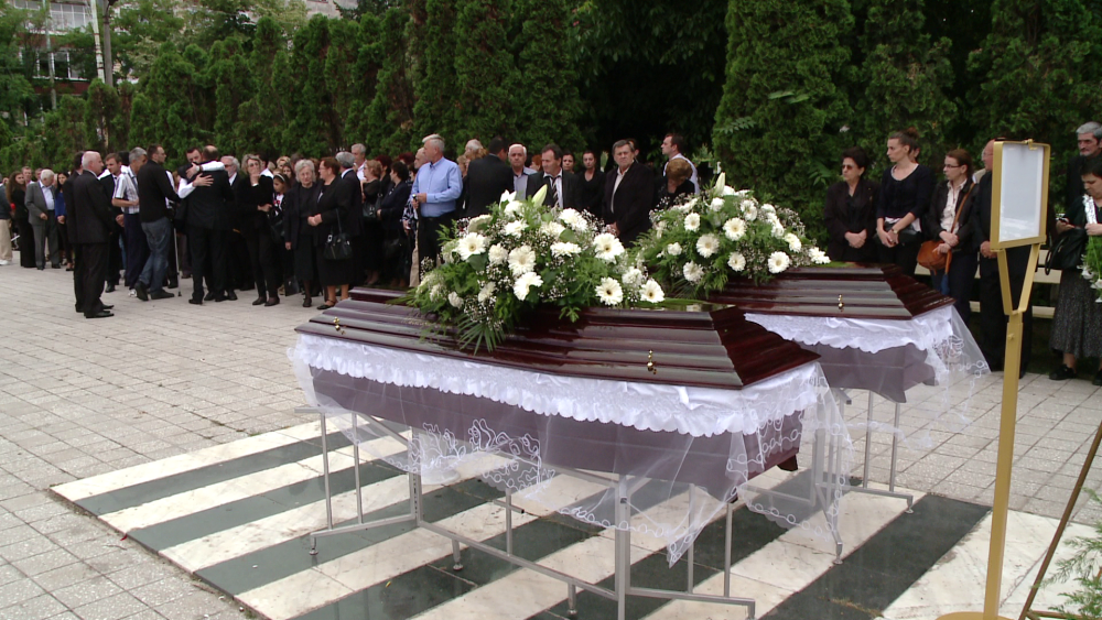 Cei doi soti din Timisoara care si-au pierdut viata in Muntenegru au fost astazi inmormantati. FOTO - Imaginea 15