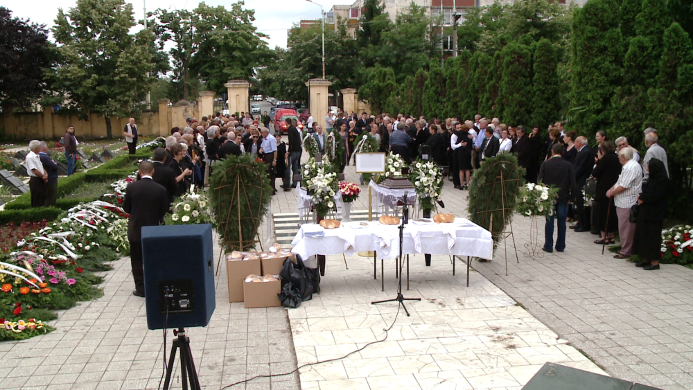 Cei doi soti din Timisoara care si-au pierdut viata in Muntenegru au fost astazi inmormantati. FOTO - Imaginea 16