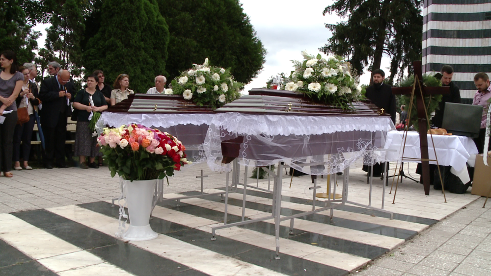 Cei doi soti din Timisoara care si-au pierdut viata in Muntenegru au fost astazi inmormantati. FOTO - Imaginea 17