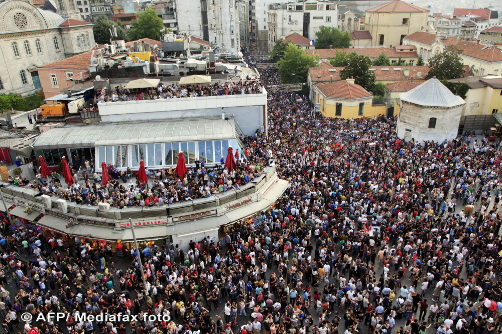 Mii de turci au protestat in strada impotriva guvernului: imagini din Piata Taksim - Imaginea 6