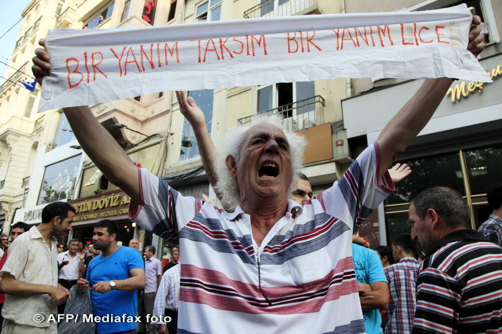 Mii de turci au protestat in strada impotriva guvernului: imagini din Piata Taksim - Imaginea 5