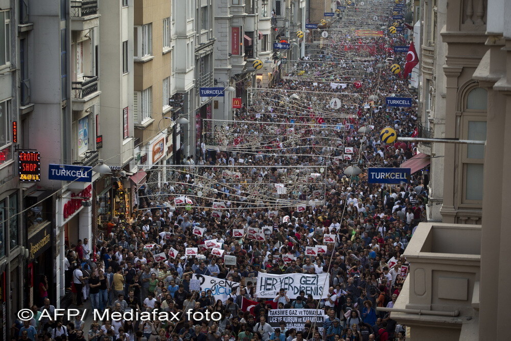 Mii de turci au protestat in strada impotriva guvernului: imagini din Piata Taksim - Imaginea 3