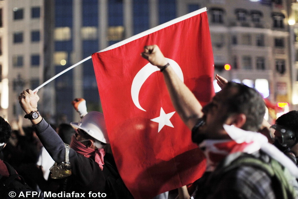 Mii de turci au protestat in strada impotriva guvernului: imagini din Piata Taksim - Imaginea 1