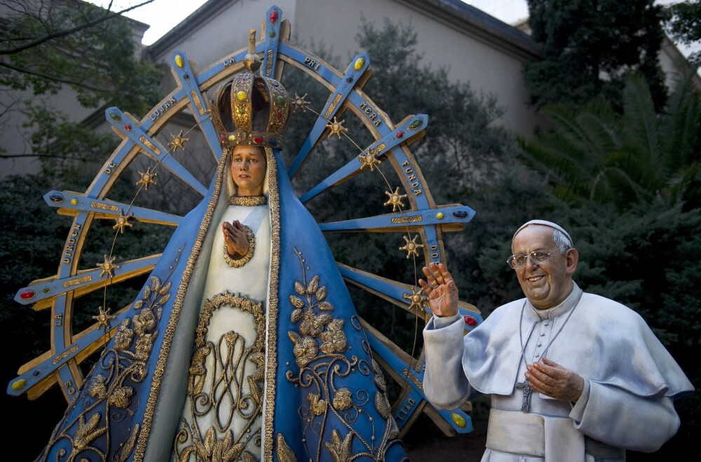 O statuie in marime naturala a Papei Francisc a fost instalata la Catedrala din Buenos Aires - Imaginea 1