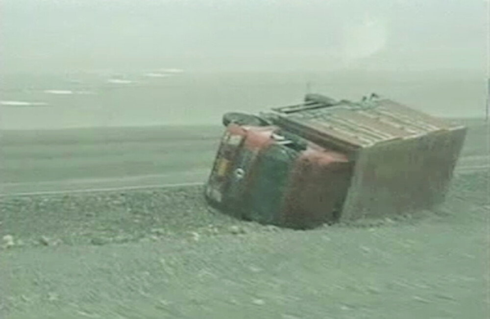 Fenomen meteo incredibil in China. O furtuna de nisip a rasturnat camioane si a blocat oamenii in masini - Imaginea 3