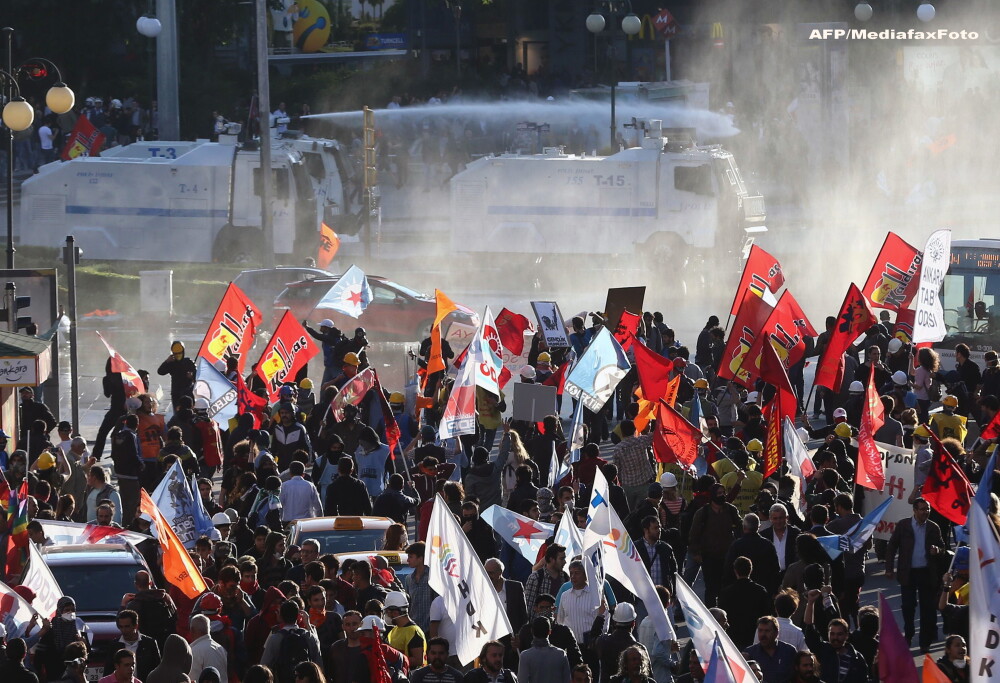 A doua zi de revolte in capitala Turciei. Politia a folosit gaze lacrimogene si tunuri de apa impotriva manifestantilor - Imaginea 3