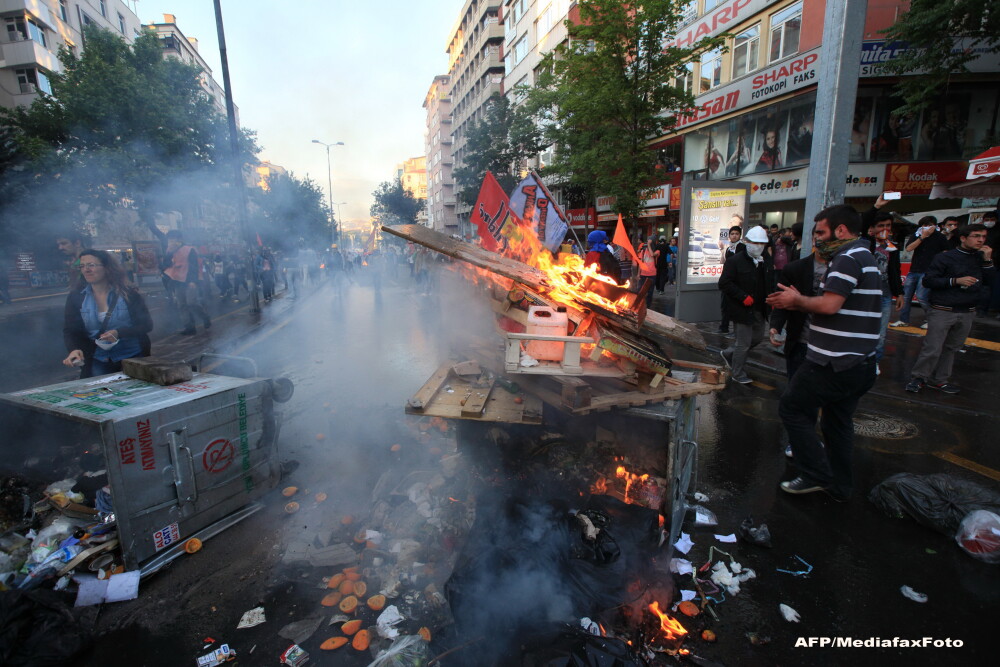 A doua zi de revolte in capitala Turciei. Politia a folosit gaze lacrimogene si tunuri de apa impotriva manifestantilor - Imaginea 4
