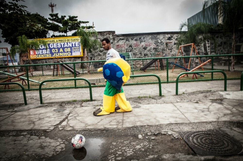 Campionatul Mondial de Fotbal 2014: Fuleco isi da jos masca. Cine se ascunde in spatele simpaticei mascote - Imaginea 5