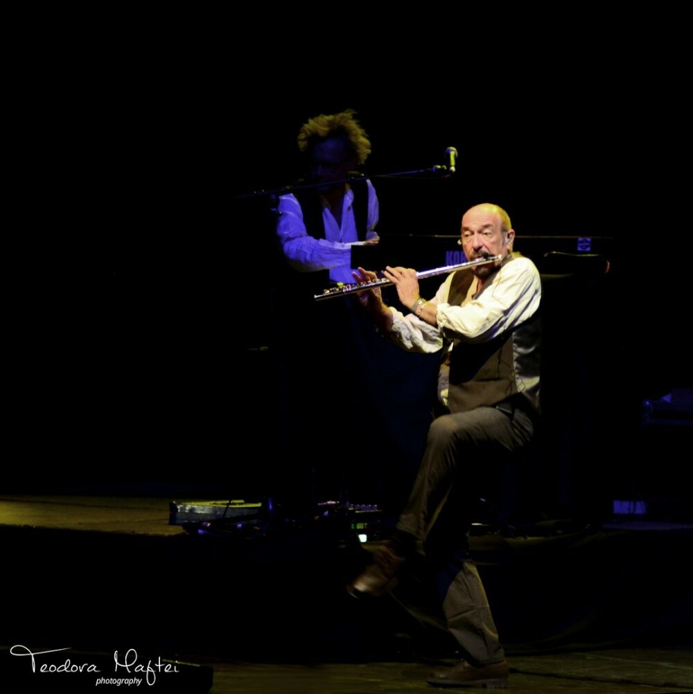 Ian Anderson (Jethro Tull) - Tinerete fara batranete si flautul fermecat pe acorduri de rock, jazz, blues si folk. FOTO - Imaginea 5
