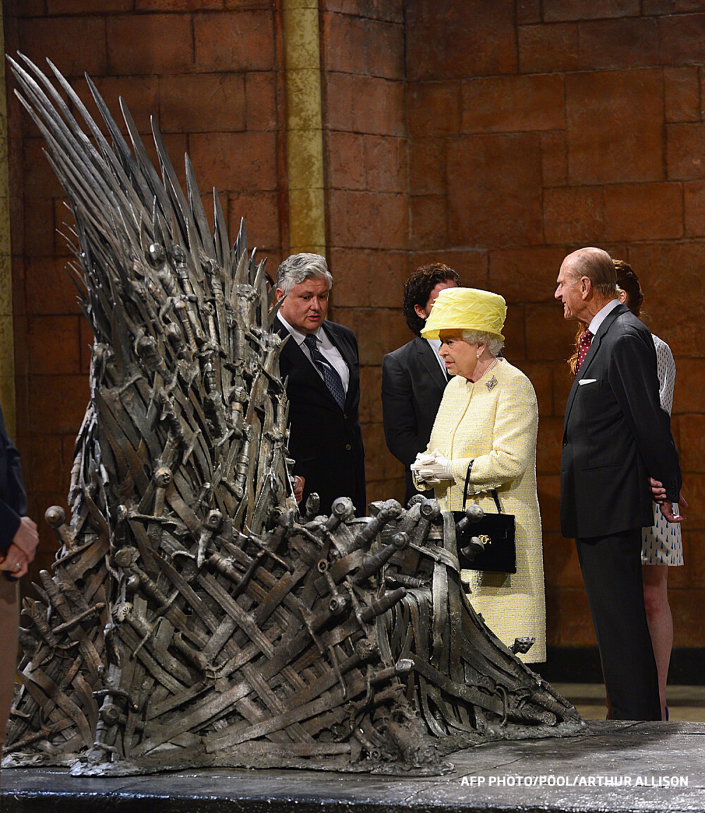 Elisabeta a II-a a Marii Britanii a vizitat Westeros. Ce a facut regina cand a ajuns la Tronul de Fier. VIDEO - Imaginea 1