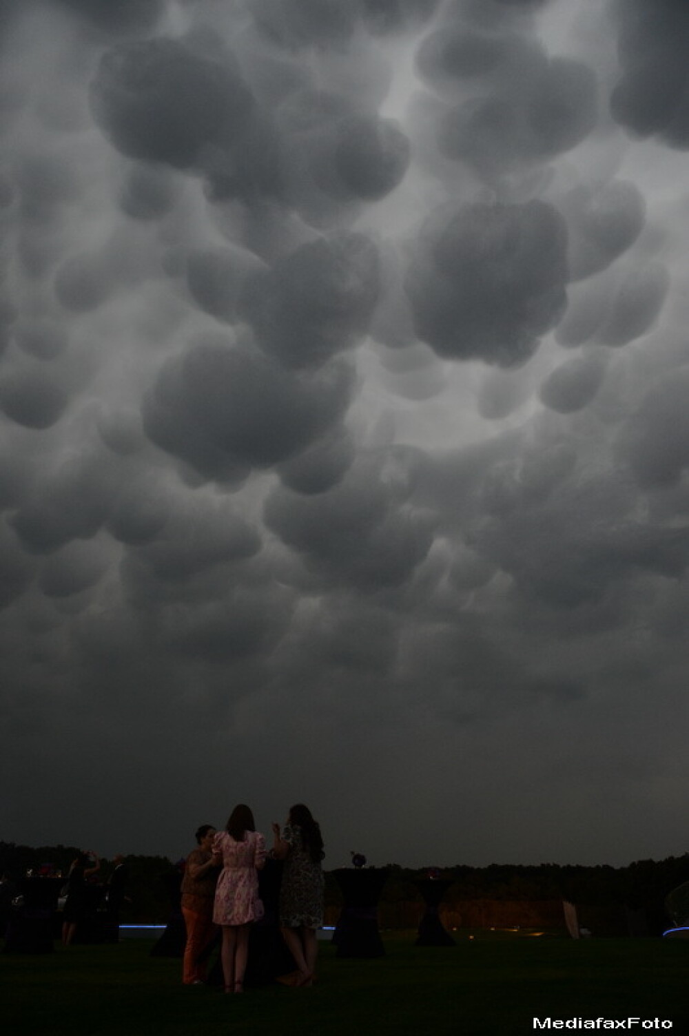 Fenomen meteorologic spectaculos in Bucuresti. Ce sunt norii 