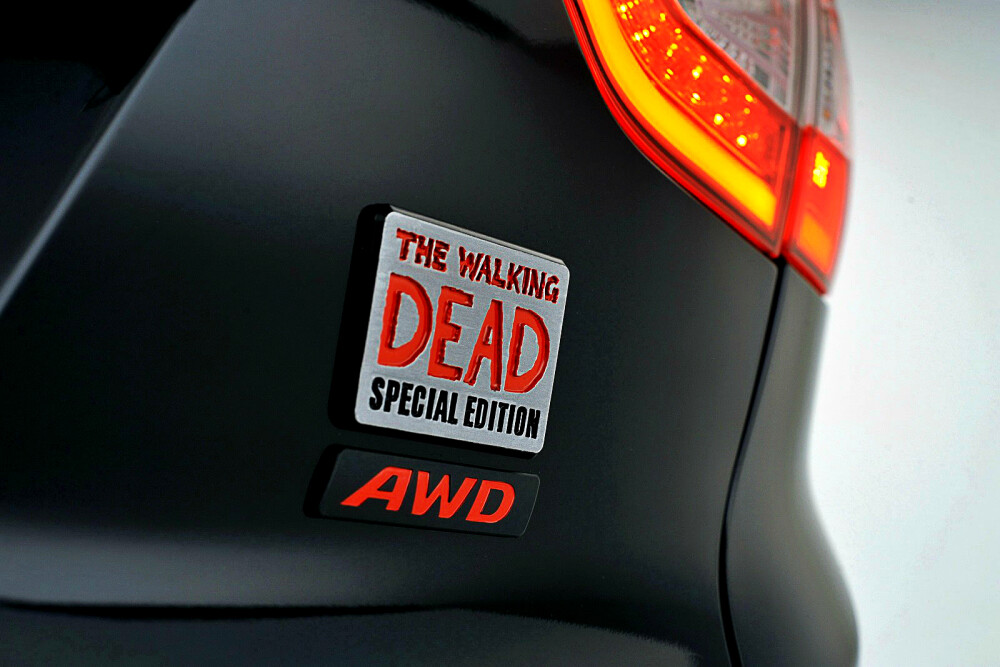 Masina perfecta pentru fanii serialului Walking Dead. Are chiar si sisteme anti-zombie - Imaginea 1