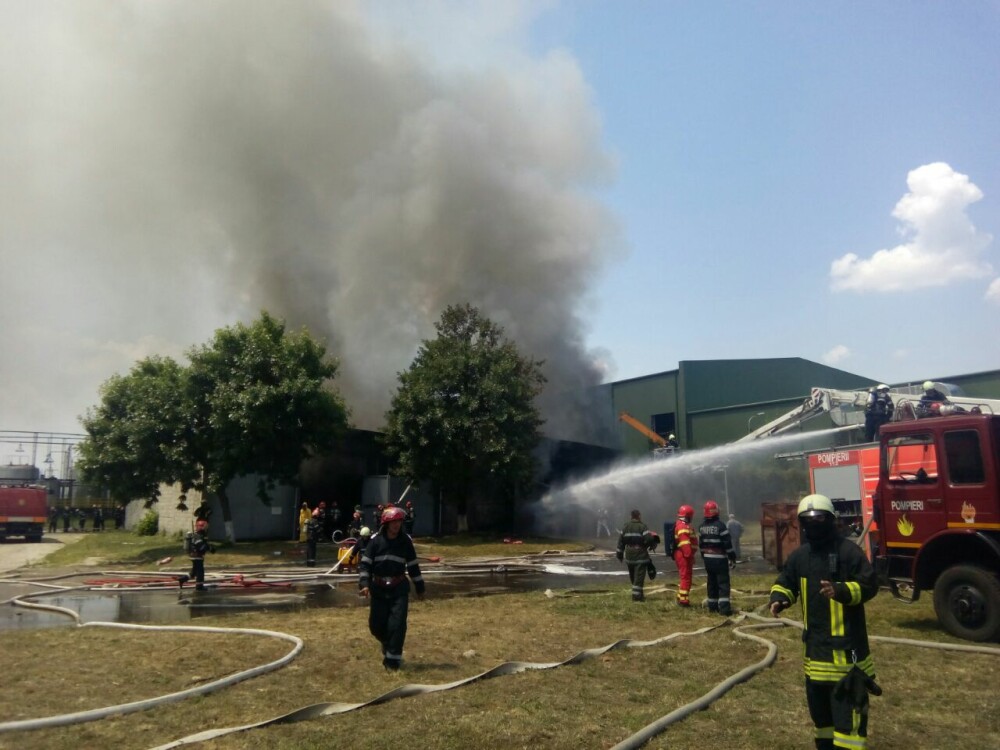 Incendiu la un depozit de produse chimice din Bucuresti. A fost nevoie de 25 de masini de pompieri ca sa il stinga - Imaginea 2