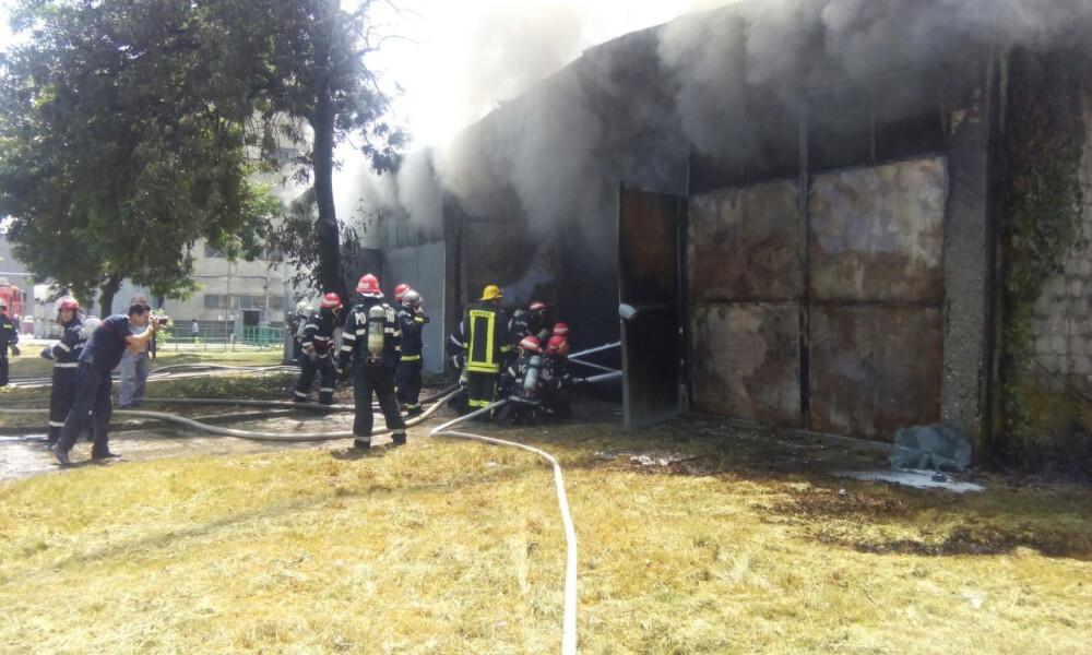 Incendiu la un depozit de produse chimice din Bucuresti. A fost nevoie de 25 de masini de pompieri ca sa il stinga - Imaginea 4