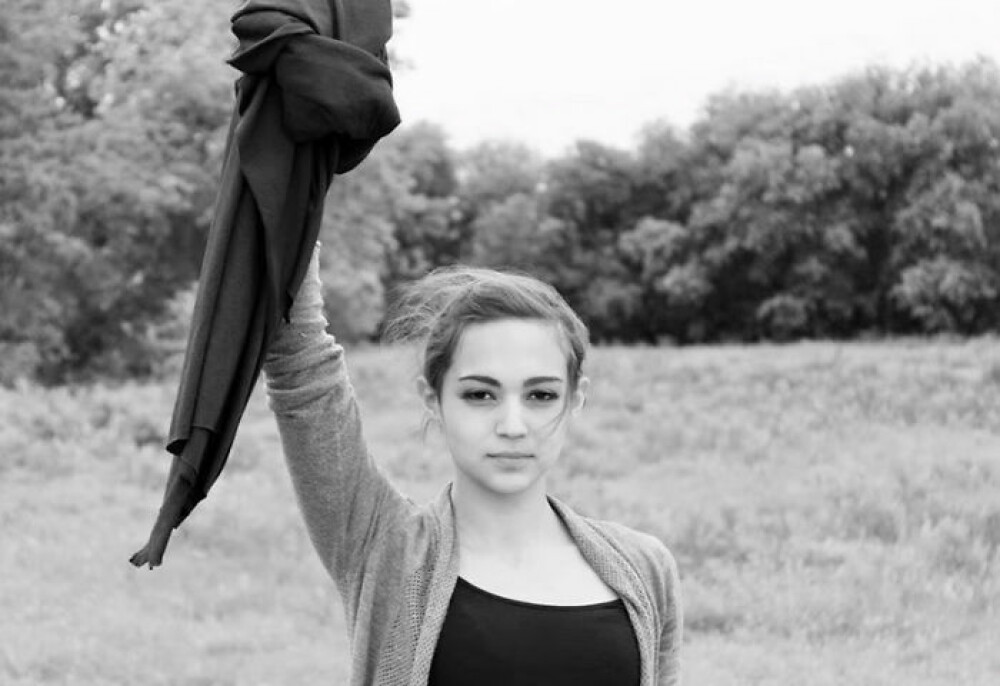 Campania unor femei din Iran care nu mai vor sa isi acopere capul: imaginea devenita simbolul unui protest unic - Imaginea 1