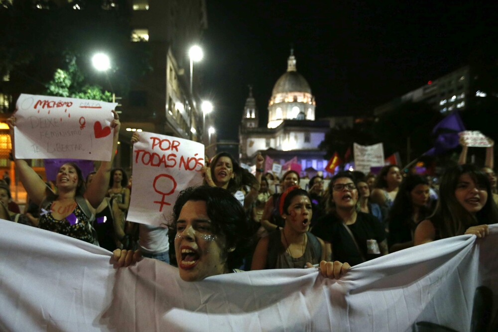 Cazul fetei violate de 30 de barbati a starnit revolta. 5000 de femei au iesit in strada sa protesteze, in Rio de Janeiro - Imaginea 1
