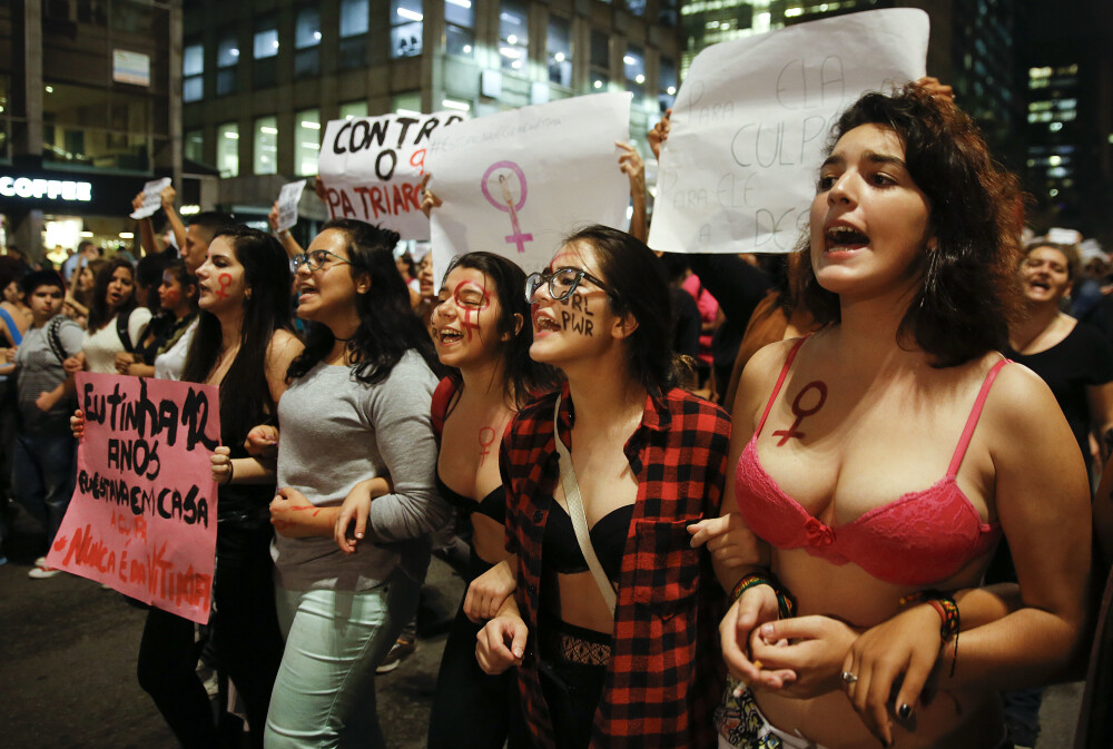 Cazul fetei violate de 30 de barbati a starnit revolta. 5000 de femei au iesit in strada sa protesteze, in Rio de Janeiro - Imaginea 2