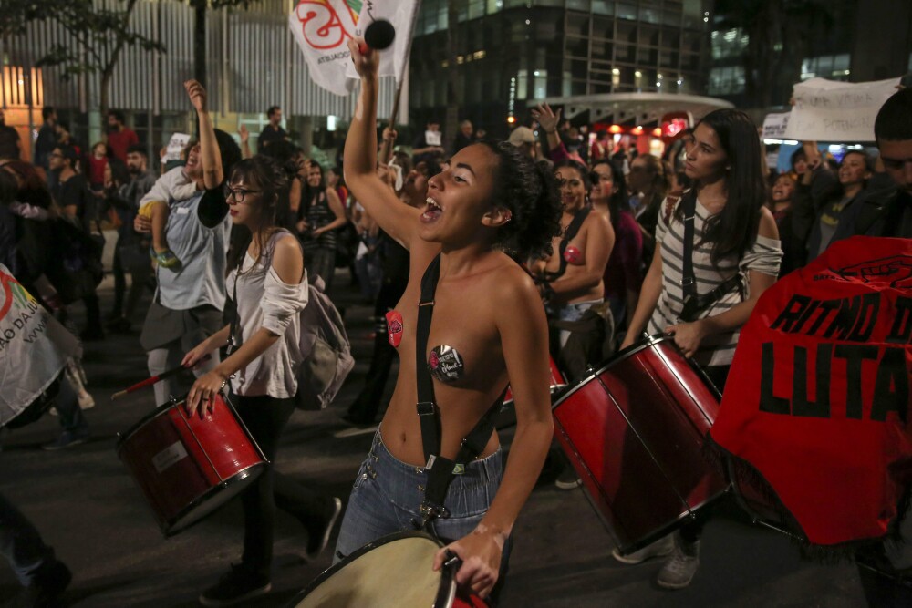 Cazul fetei violate de 30 de barbati a starnit revolta. 5000 de femei au iesit in strada sa protesteze, in Rio de Janeiro - Imaginea 4