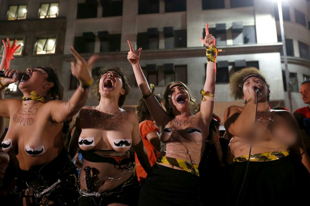 Cazul fetei violate de 30 de barbati a starnit revolta. 5000 de femei au iesit in strada sa protesteze, in Rio de Janeiro - Imaginea 5
