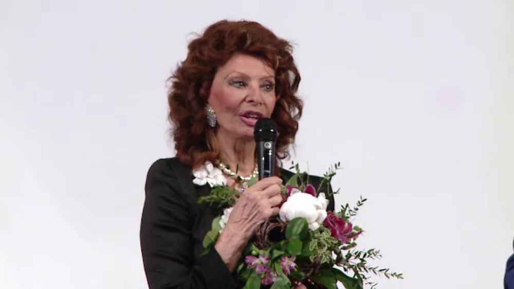 Sophia Loren împlinește 91 de ani. A cucerit Hollywoodul și a devenit simbolul cinematografiei italiene clasice. GALERIE FOTO - Imaginea 74