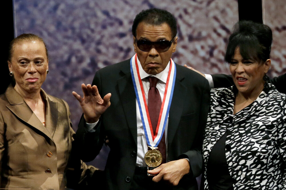 Muhammad Ali a murit. Viata si cariera celui mai bun boxer din istorie in 20 de imagini spectaculoase. GALERIE FOTO - Imaginea 17