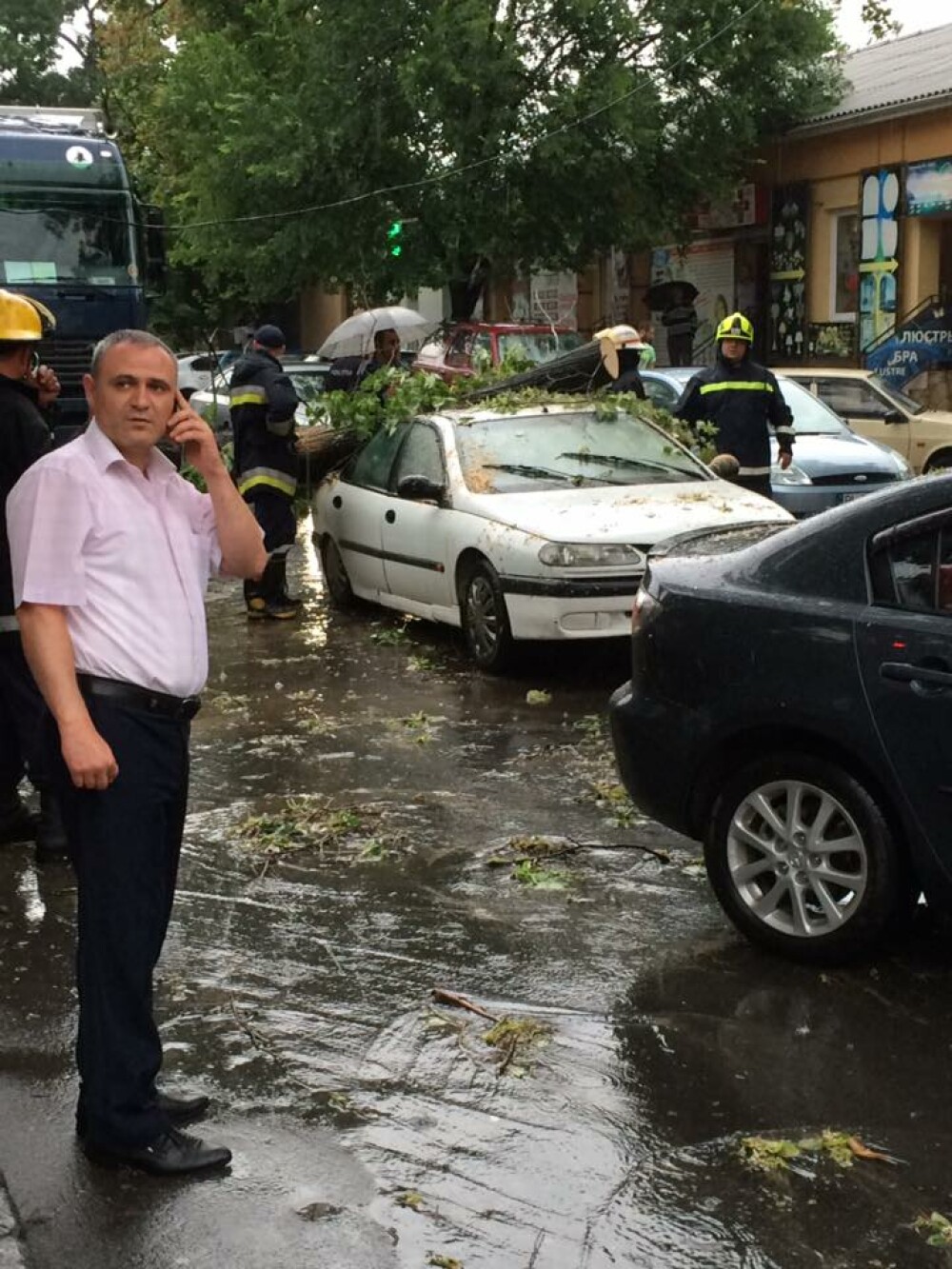 Ploile torentiale au facut o victima in Chisinau. Mai multe persoane sunt prinse intr-o masina strivita de un arbore - Imaginea 1
