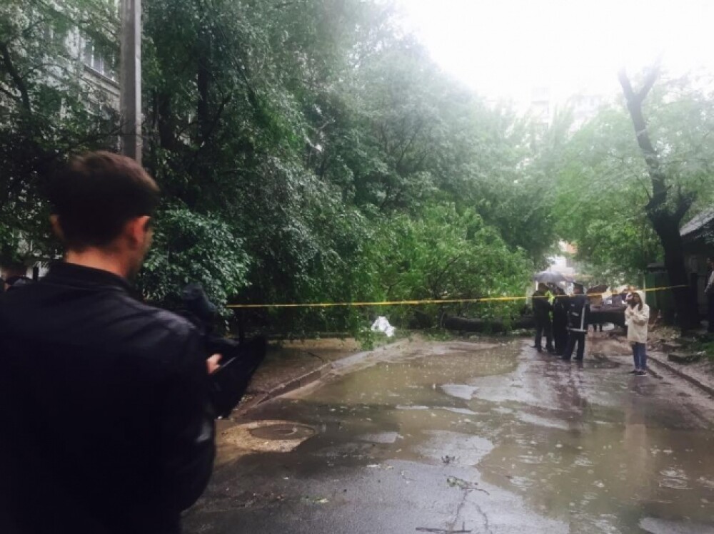 Ploile torentiale au facut o victima in Chisinau. Mai multe persoane sunt prinse intr-o masina strivita de un arbore - Imaginea 2