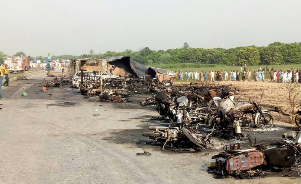 Nou bilant al incendiului din Pakistan: 148 de morti. Victimele adunau petrol deversat din cisterna cu tigarile aprinse VIDEO - Imaginea 1