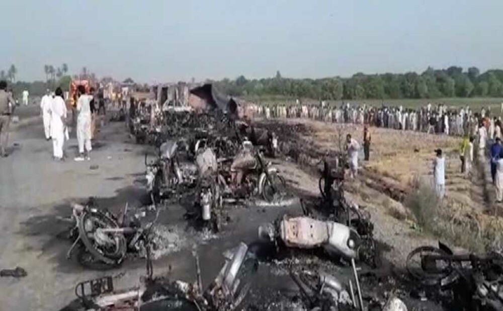 Nou bilant al incendiului din Pakistan: 148 de morti. Victimele adunau petrol deversat din cisterna cu tigarile aprinse VIDEO - Imaginea 2