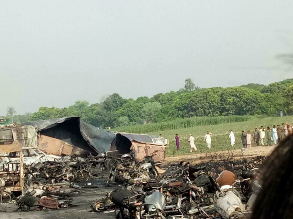 Nou bilant al incendiului din Pakistan: 148 de morti. Victimele adunau petrol deversat din cisterna cu tigarile aprinse VIDEO - Imaginea 3
