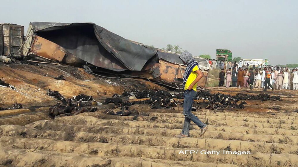 Nou bilant al incendiului din Pakistan: 148 de morti. Victimele adunau petrol deversat din cisterna cu tigarile aprinse VIDEO - Imaginea 4
