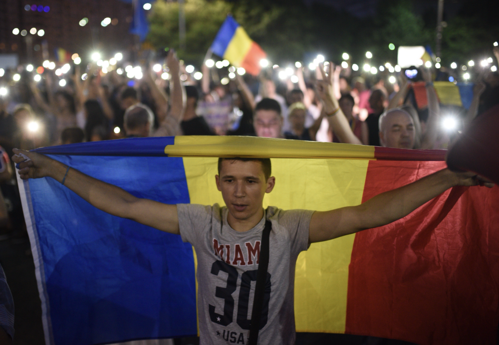 Cele două Românii. GALERIE FOTO cu protestele din weekend: PSD contra #rezist - Imaginea 16